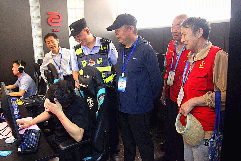 1748844819957530.jpg 玄武湖街道联合开展网吧专项巡查,守护端午清朗网络空间(2).jpg
