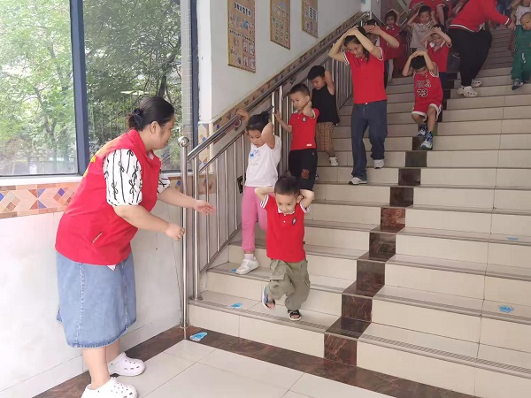 1748916003113704.jpeg 5月16日,柳南区鹅山街道板栗园社区关工小组、共青团、卫健等部门联合辖区童乐栗园幼儿园共同开展了地震避难应急演练活动1(何乃缘).jpeg