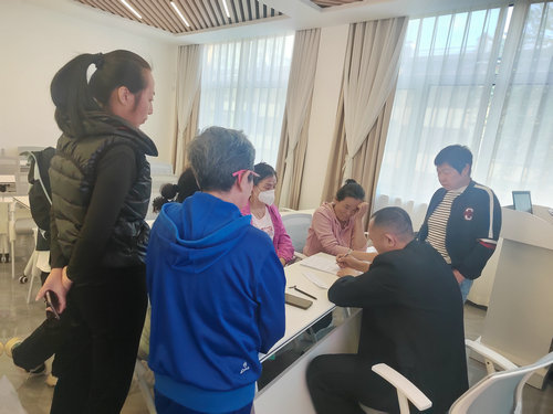 1748919666996081.jpg 裕华园社区“五老”健康义诊2_副本.jpg