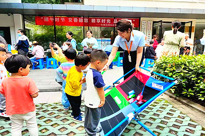 1748929528810926.jpg 江苏省南京市玄武区台城花园社区关工委开展“艾香肆意 粽享时光” 端午节活动(3).jpg