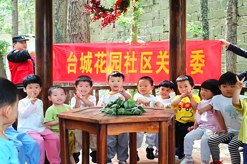 1748929542829271.jpg 江苏省南京市玄武区台城花园社区关工委开展“艾香肆意 粽享时光” 端午节活动(5).jpg