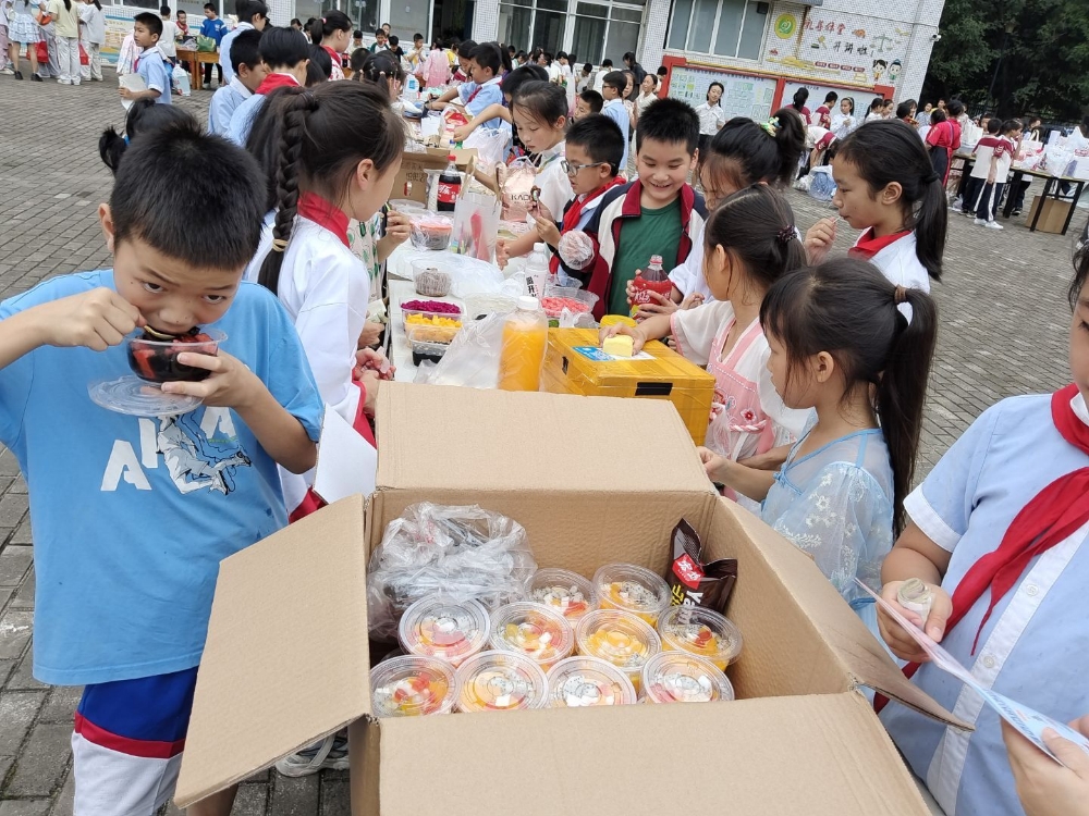 1748943657134787.jpg 响水社区关工领导小组与柳石路第四小学携手,在校园内成功举办了一场别开生面的美食与游园活动 (1).jpg