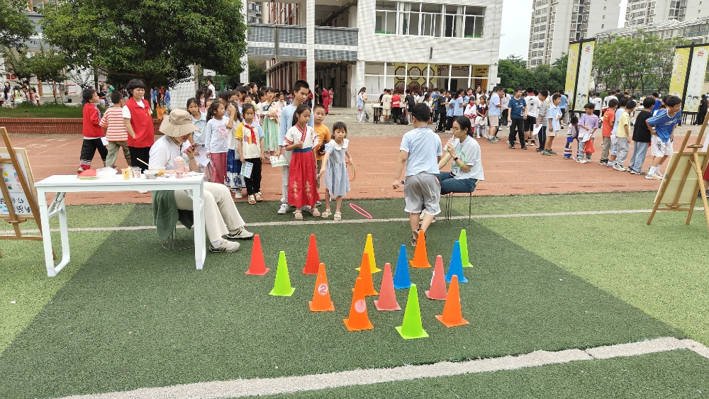 1748943688259959.jpg 响水社区关工领导小组与柳石路第四小学携手,在校园内成功举办了一场别开生面的美食与游园活动 (3).jpg