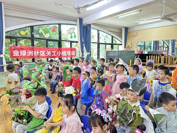 1748999664694714.jpg 2025年5月30日,金绿洲社区新时代文明实践站、关工小组联合迪米亚幼儿园开展“童梦花草间,六一时装秀”活动2.jpg