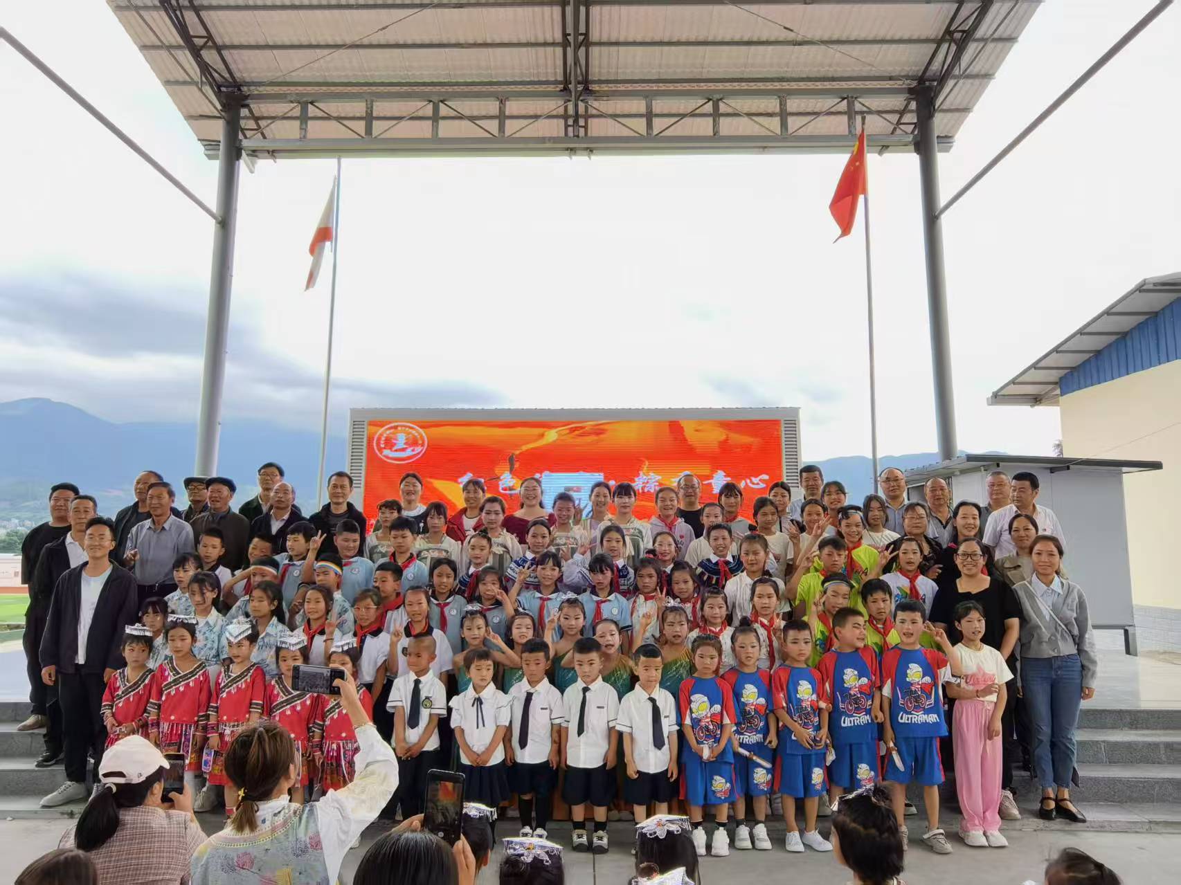 1749023368605808.jpg 退休干部和孩子们合影.jpg