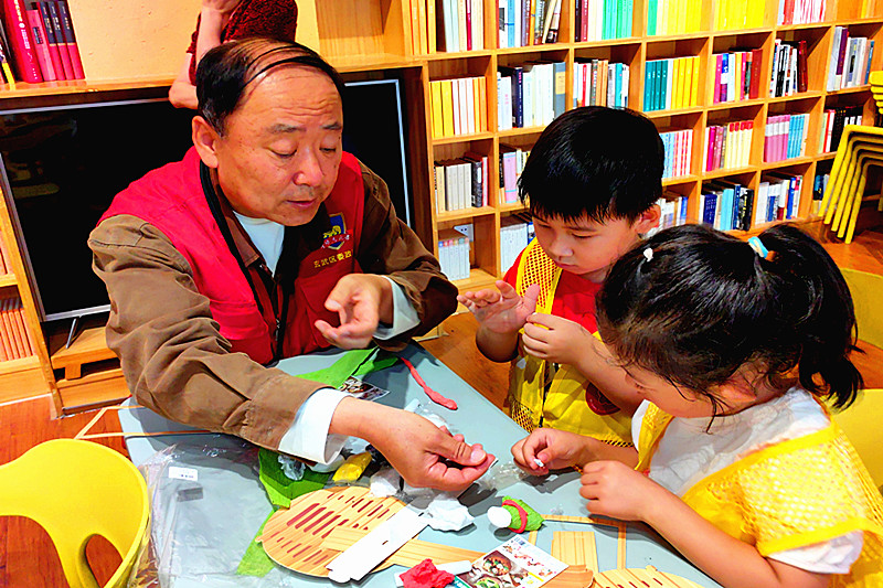 江苏省南京市玄武区梅园新村街道梅园新村社区开展端午节阅读与手工活动(4).jpg
