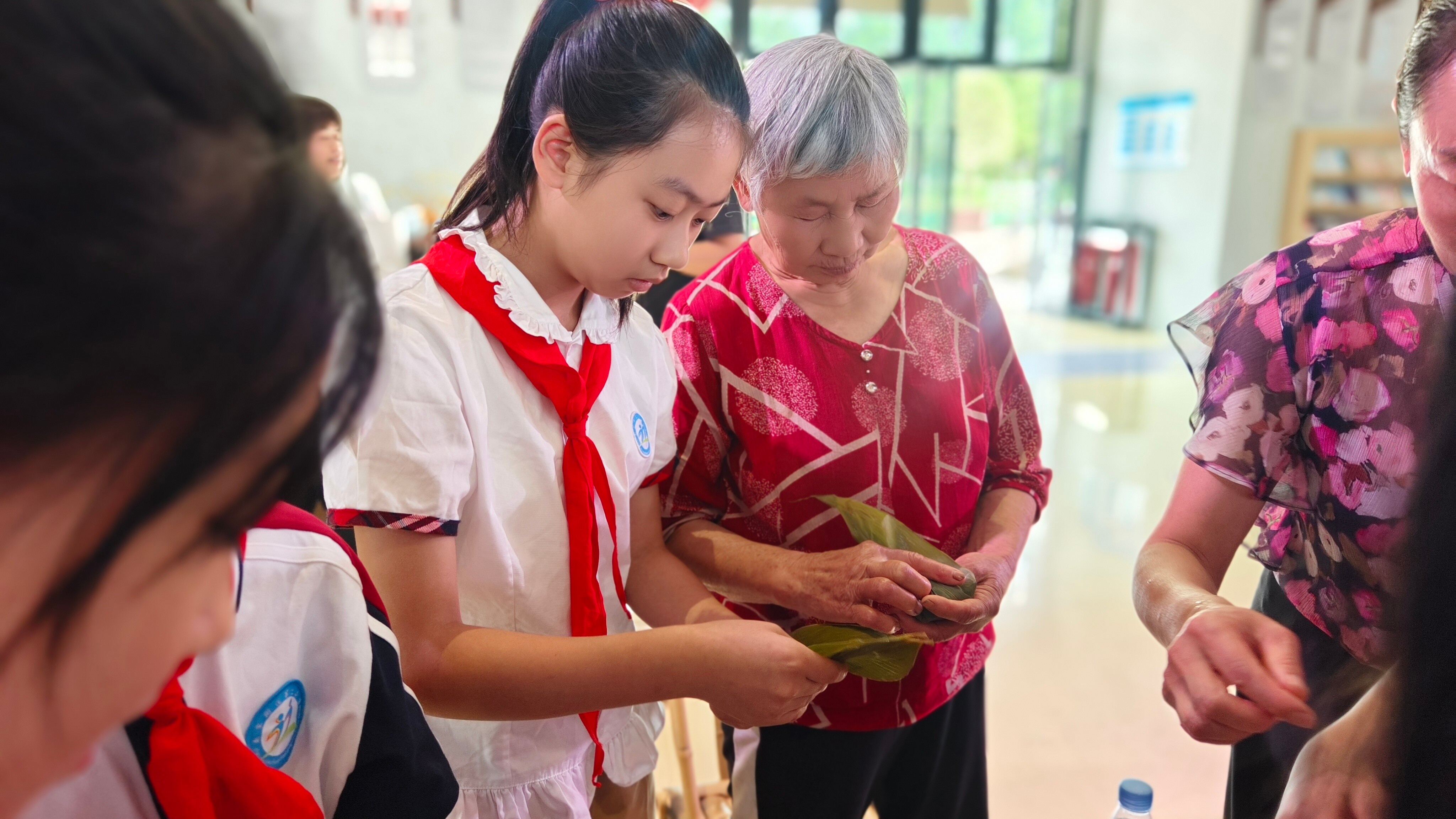 赵家二小“艾香伴成长，粽香暖童心”实践活动（包粽子图1）.jpg