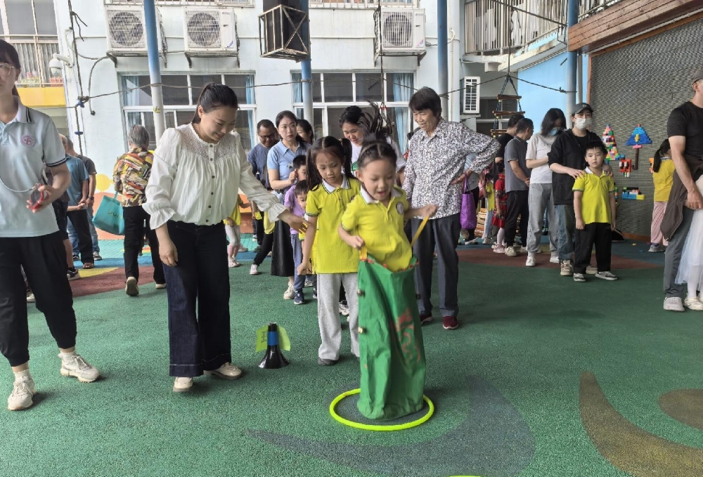 6月4日，广西柳州市鱼峰区天湖社区关工小组开展“‘芒’有所获 动有所乐”芒种节气主题亲子运动会2.jpg