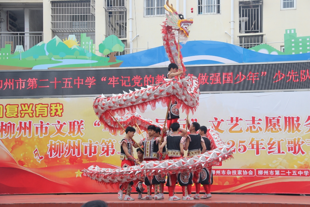 1749119650283404.jpg 广西柳州市鱼峰区晶远社区关工小组联合辖区学校开展“强国复兴有我·红歌节”文艺歌咏活动.jpg