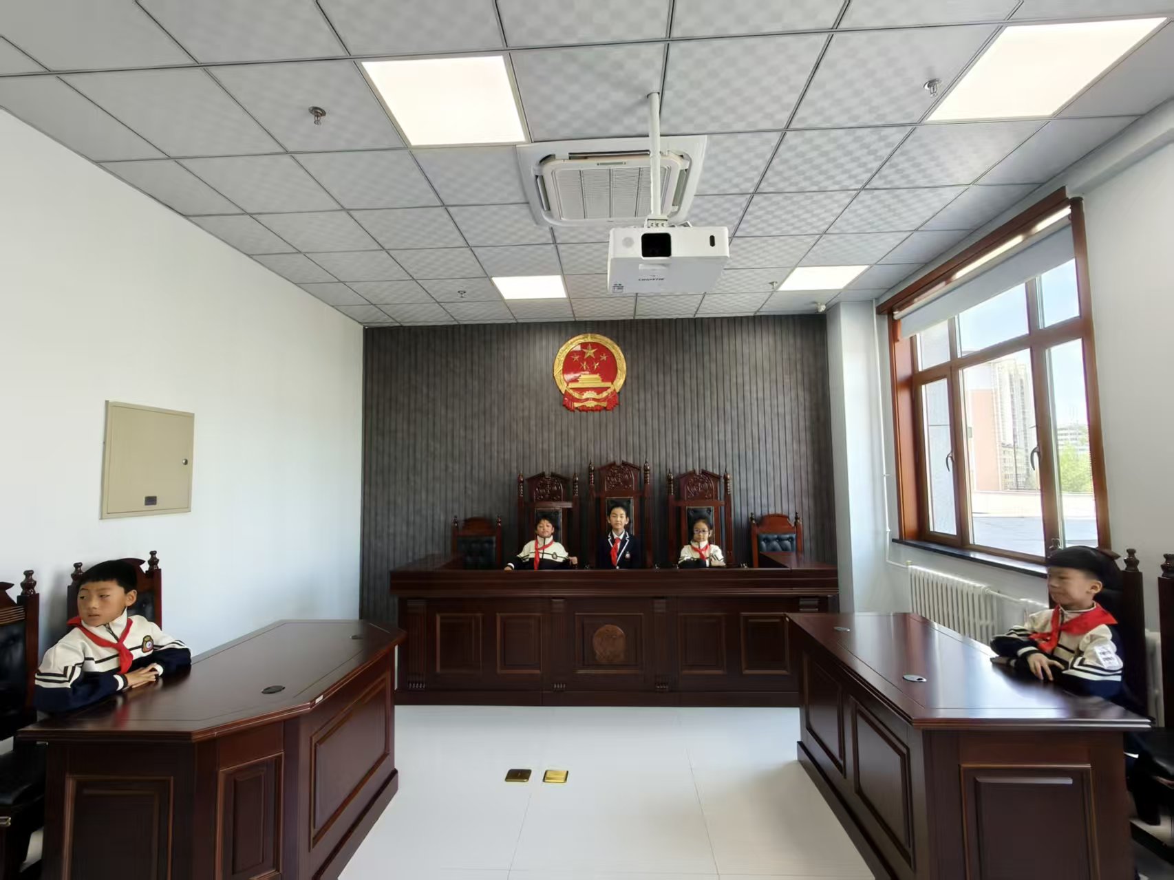 1749179541922549.jpg 模拟法庭合影.jpg