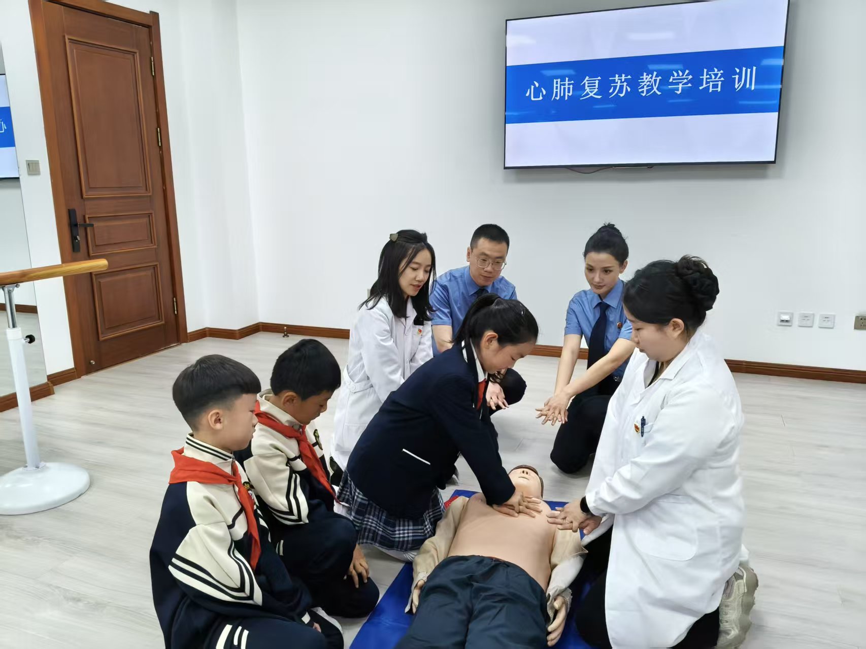 1749179644746126.jpg 心肺复苏合影.jpg