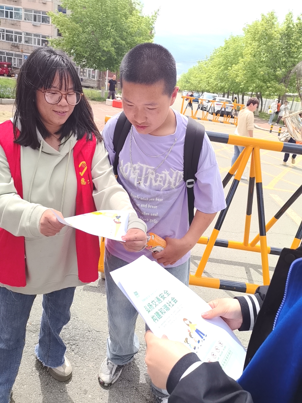 1749191583508853.jpg 大庆市红岗区杏南街道红杏社区关工小组开展“文明交通始于心,和谐社区践于行”主题宣传活动 (2).jpg