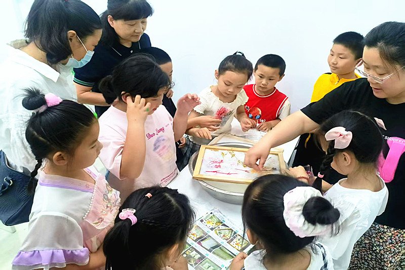 1749266182866932.jpg 江苏省南京市六合区毛许社区关工委开展“书香与环保同行 ,共筑低碳生活梦” 活动(2).jpg