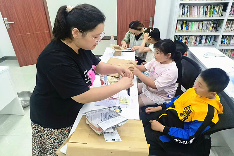 1749266188273448.jpg 江苏省南京市六合区毛许社区关工委开展“书香与环保同行 ,共筑低碳生活梦” 活动(3).jpg