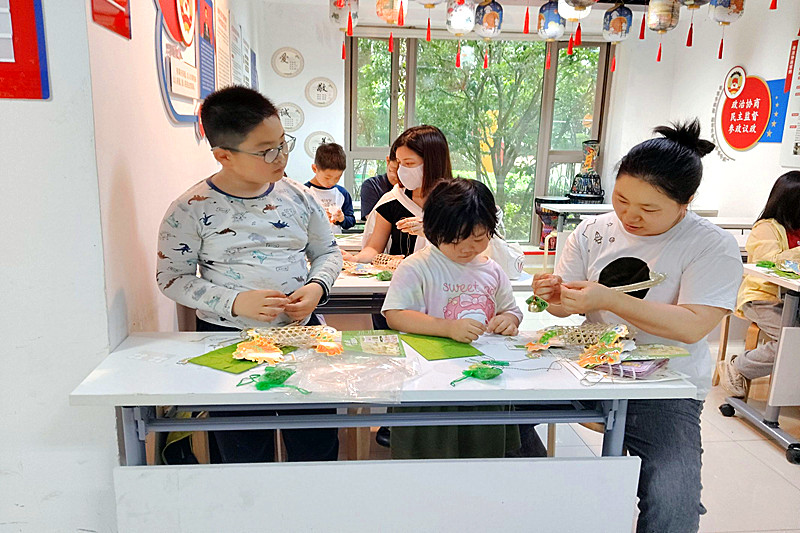 1749390711631579.jpg 江苏省南京市鼓楼区下关街道世茂滨江社区关工委开展双节儿童主题活动(3).jpg