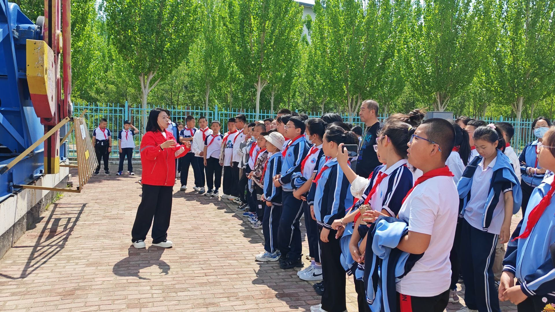 1749443085148213.jpg 大庆市杏南第二小学关工委组织开展 “用足迹追寻光辉岁月,让梦想点亮时代征程”主题红色研学活动 (2).jpg