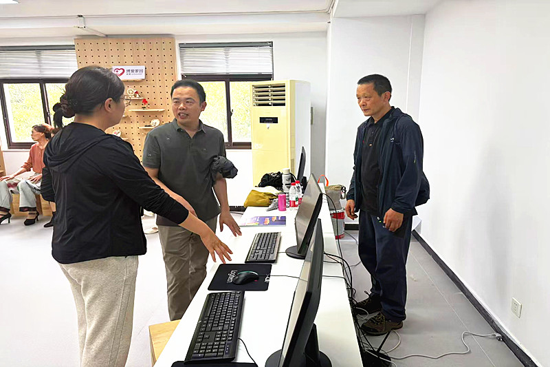 1749448690544628.jpg 玄武湖街道关工委调研指导樱驼花园社区校外教育辅导站提档升级工作(3).jpg