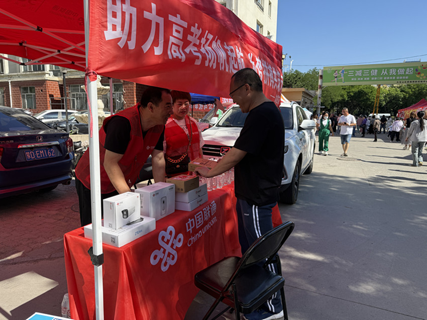 1749453992700624.jpg 元宝山区西城街道如意东社区关工委助力高考活动照片1_副本.jpg