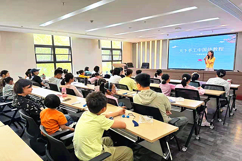 1749538985233244.jpg 江苏省南京市玄武区红山街道红山社区关工委开展“端午安康,结艺香囊”手工制作活动(1).jpg