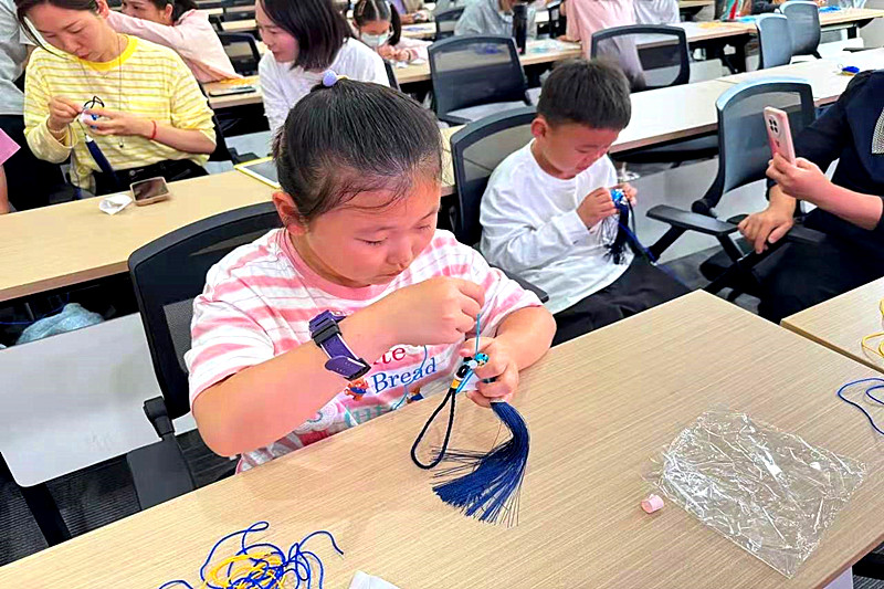 1749539030154853.jpg 江苏省南京市玄武区红山街道红山社区关工委开展“端午安康,结艺香囊”手工制作活动(3).jpg