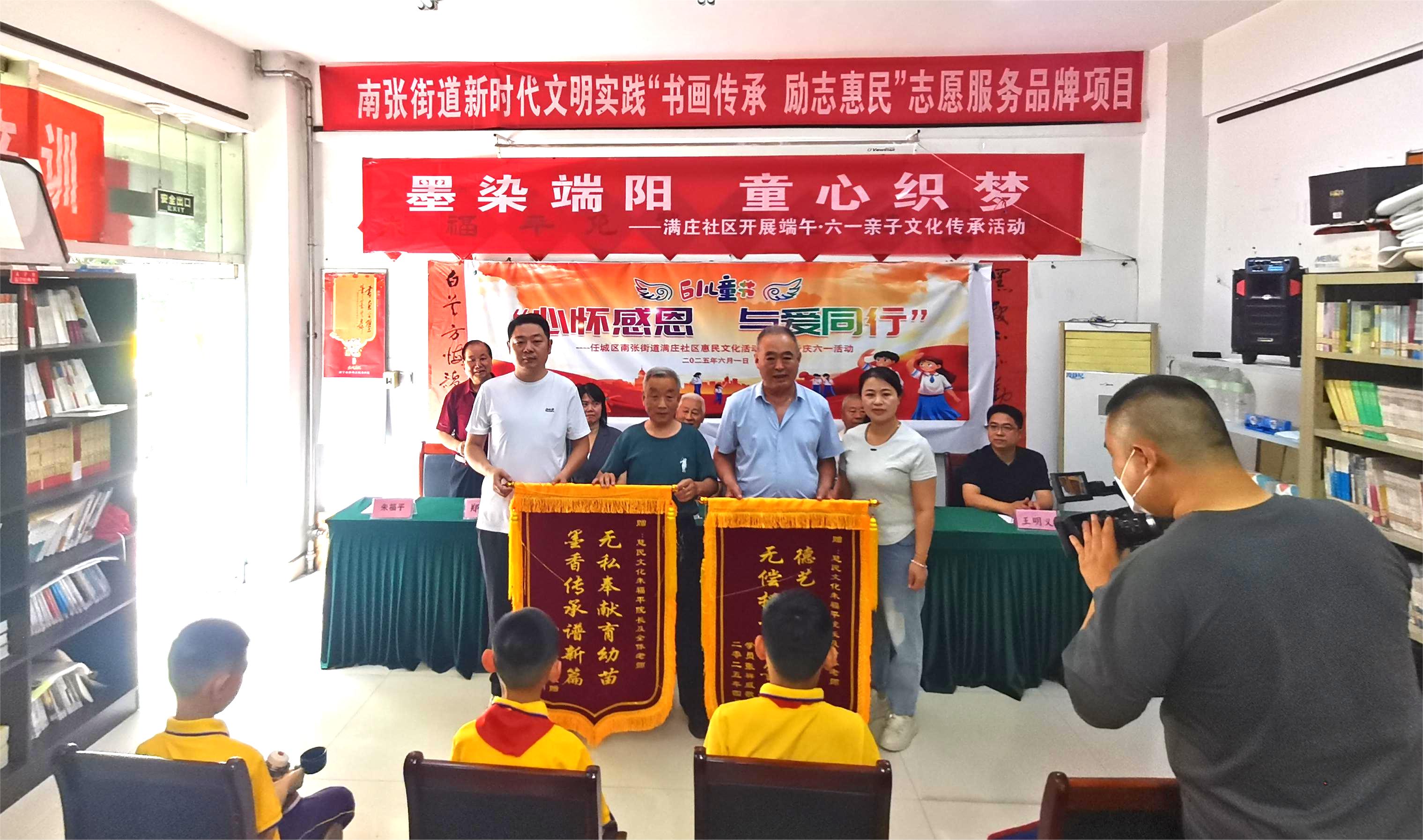 家长代表赠送锦旗.jpg