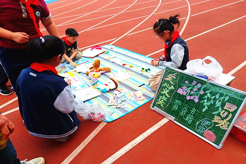 1749542079430770.jpg 江苏省南京市六合区冶山中心小学关工委举办爱心义卖活动(2).jpg