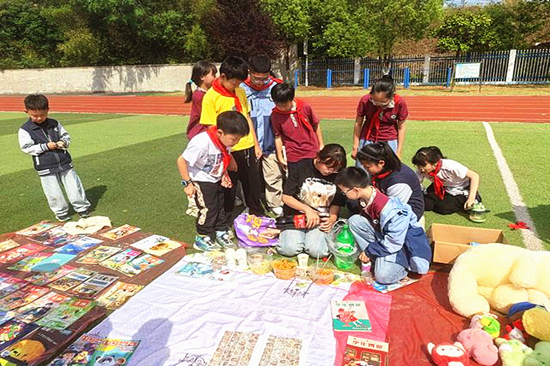 1749542087718882.jpg 江苏省南京市六合区冶山中心小学关工委举办爱心义卖活动(3).jpg