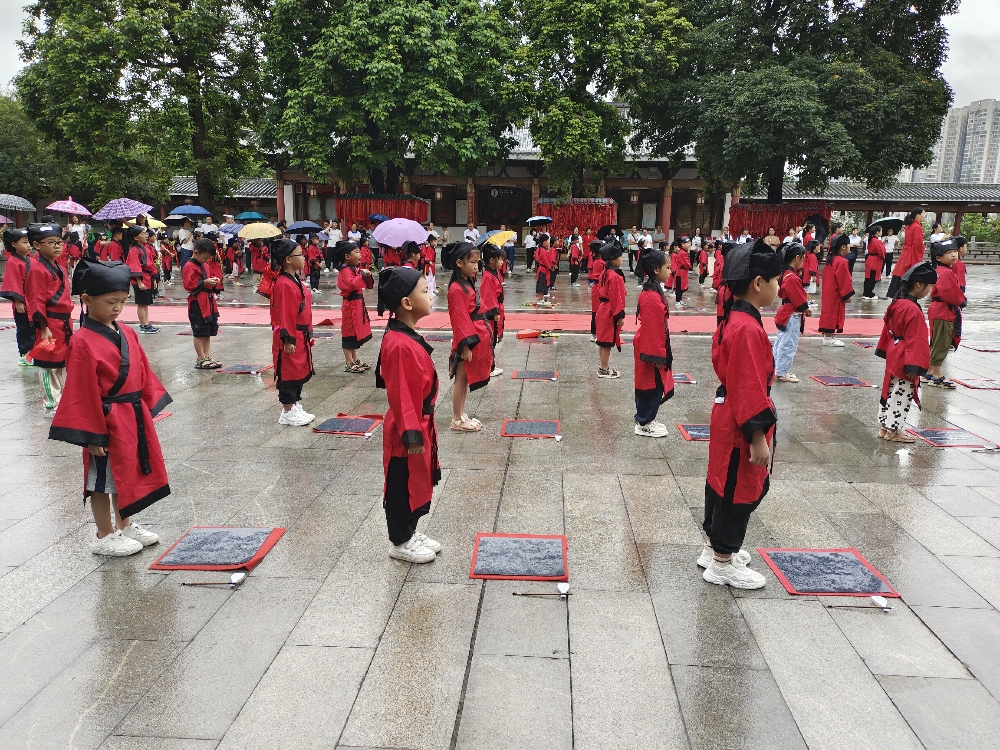 1749548392822273.jpg 广西柳州市鱼峰区晶远社区关工小组携手辖区幼儿园举办“开笔启智 书写未来”毕业典礼暨开笔礼.jpg