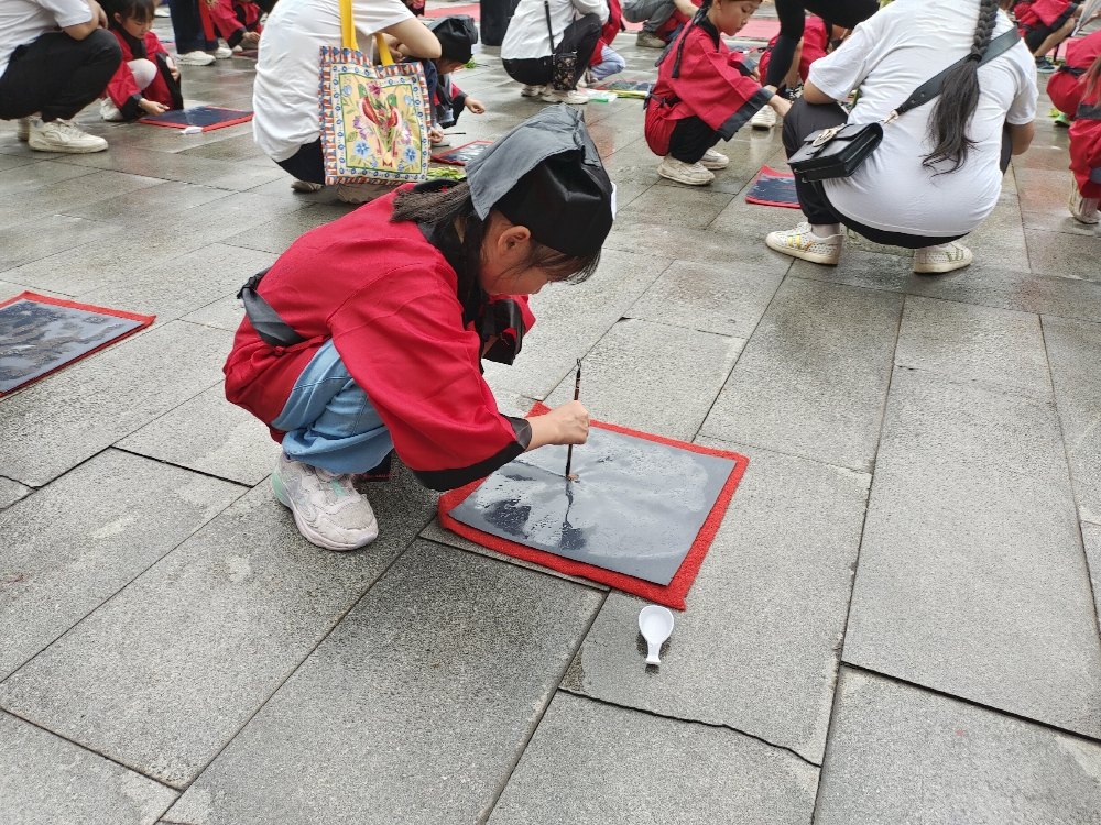 1749548412988630.jpg 广西柳州市鱼峰区晶远社区关工小组携手辖区幼儿园举办“开笔启智 书写未来”毕业典礼暨开笔礼2.jpg