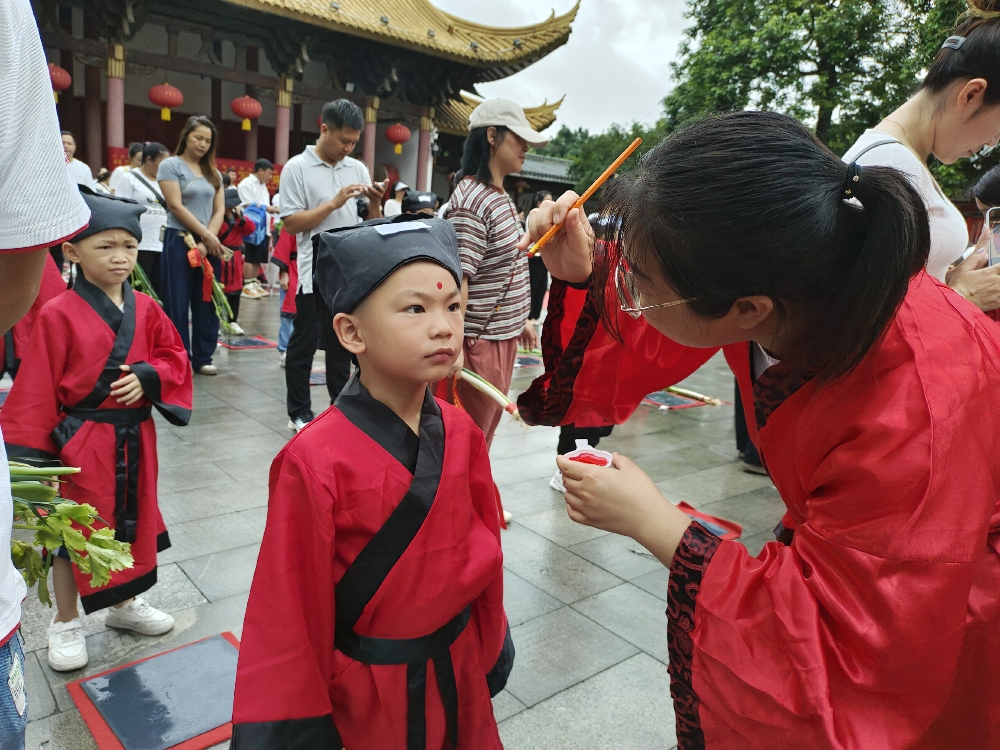 1749548427846090.jpg 广西柳州市鱼峰区晶远社区关工小组携手辖区幼儿园举办“开笔启智 书写未来”毕业典礼暨开笔礼1.jpg