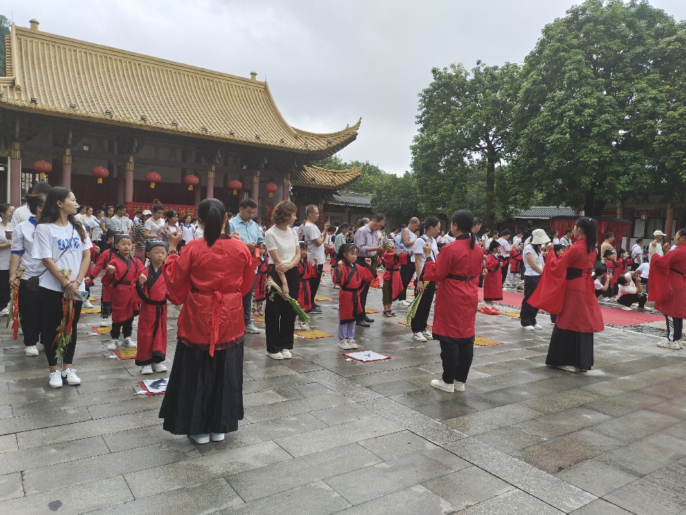 1749548439393955.jpg 广西柳州市鱼峰区晶远社区关工小组携手辖区幼儿园举办“开笔启智 书写未来”毕业典礼暨开笔礼3.jpg