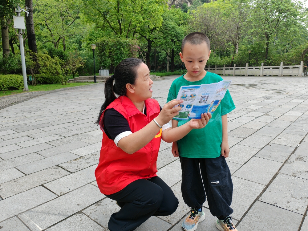 1749548577512722.jpg 6月10日上午,广西柳州市鱼峰区蟠龙社区关工领导小组开展未成年人防溺水安全宣传活动。2.jpg