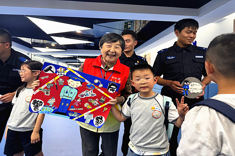 1749593733187731.jpg 江苏省南京市江北新区公安分局阳沟街派出所:“萌娃”进警营 圆圆“警察梦”(4).jpg