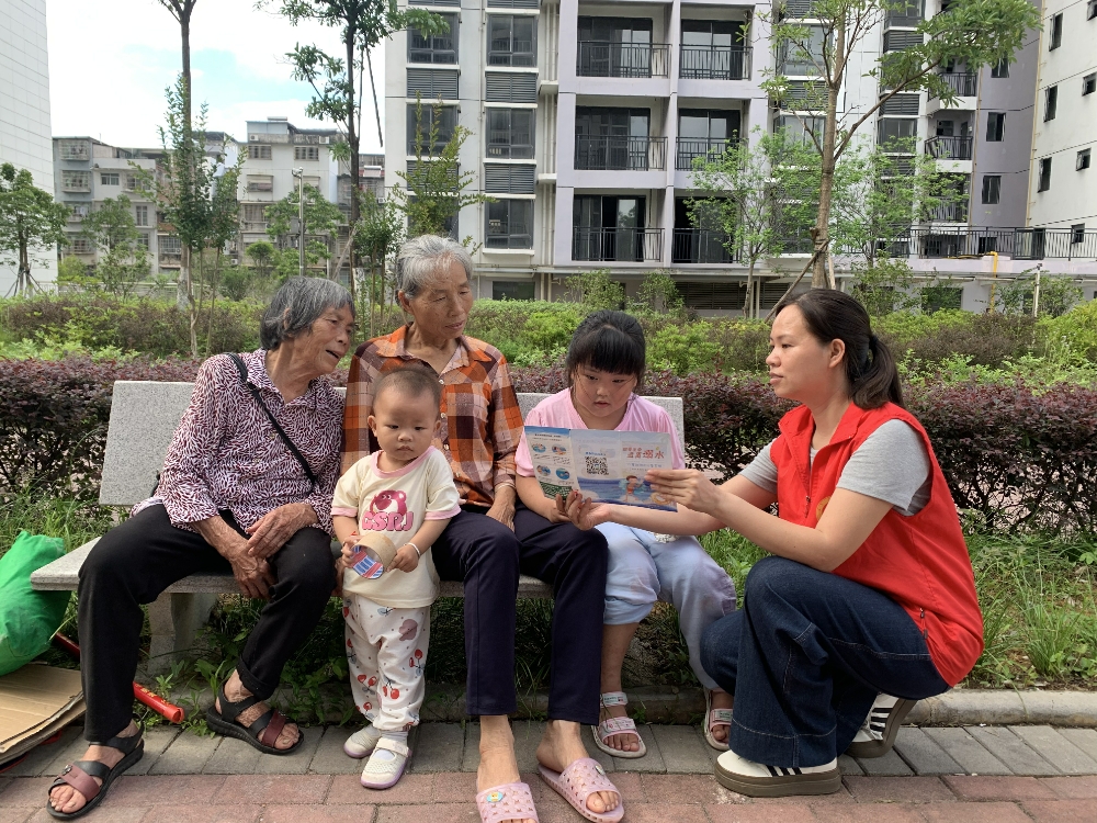 1749633359693528.jpg 志愿者向青少年儿童宣传防溺水知识.jpg