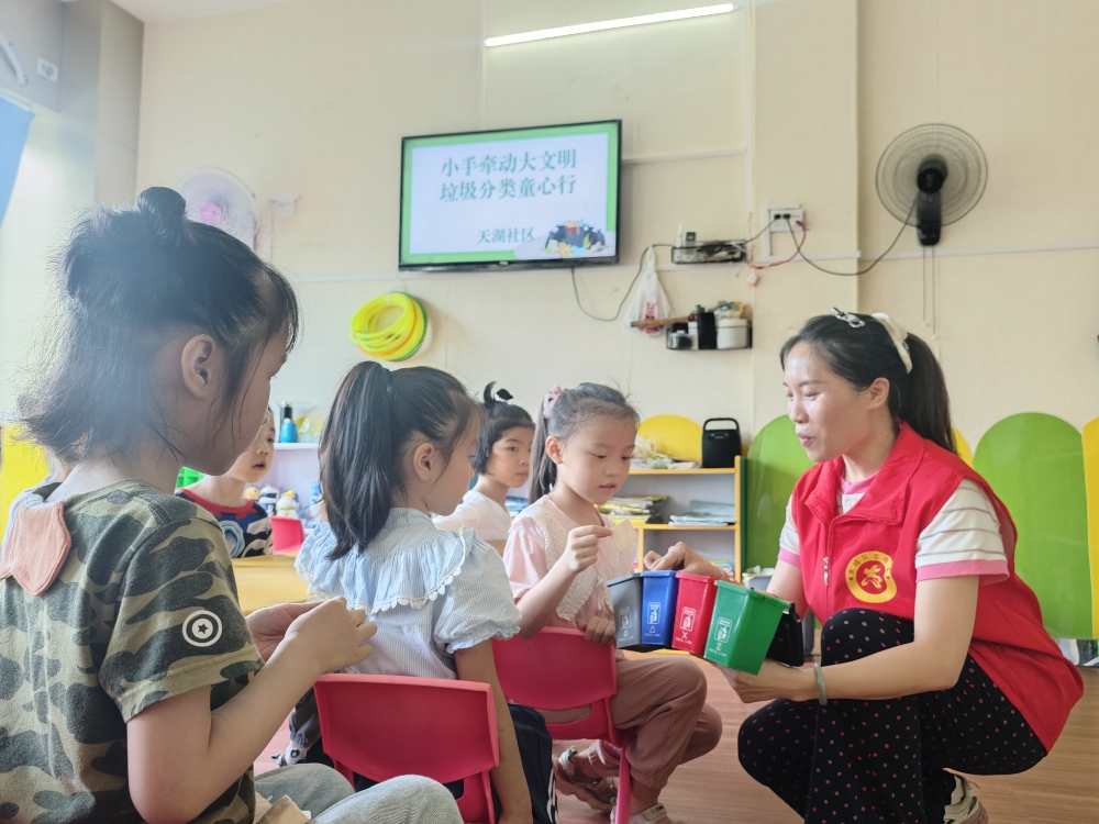 1749635109847408.jpg 6月10日,广西柳州市鱼峰区天湖社区关工小组开展“小手牵动大文明 垃圾分类童心行”主题宣传活动.jpg