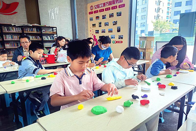 1749650488309847.jpg 江苏省南京市鼓楼区下关街道东炮台社区关工委开展“指尖传非遗,巧手塑童心”亲子活动(1).jpg