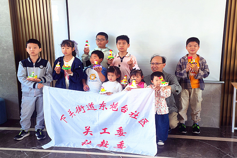 1749650508464195.jpg 江苏省南京市鼓楼区下关街道东炮台社区关工委开展“指尖传非遗,巧手塑童心”亲子活动(3).jpg