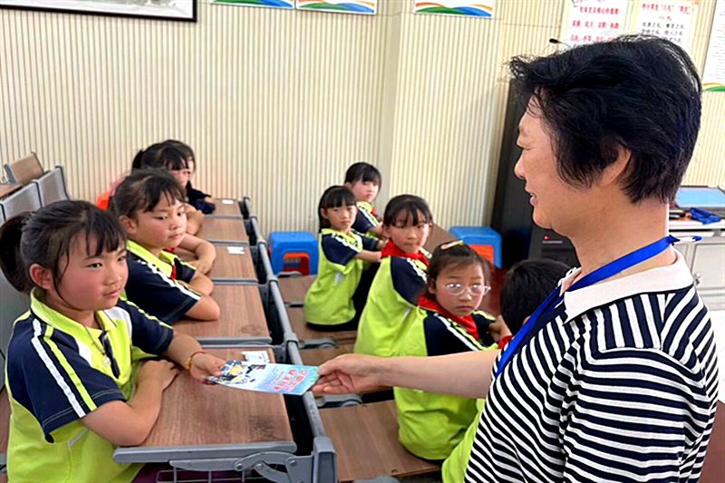 1749650773948563.png 江苏省南京市六合区竹镇中心小学关工委开展法治宣传进校园活动(2).png