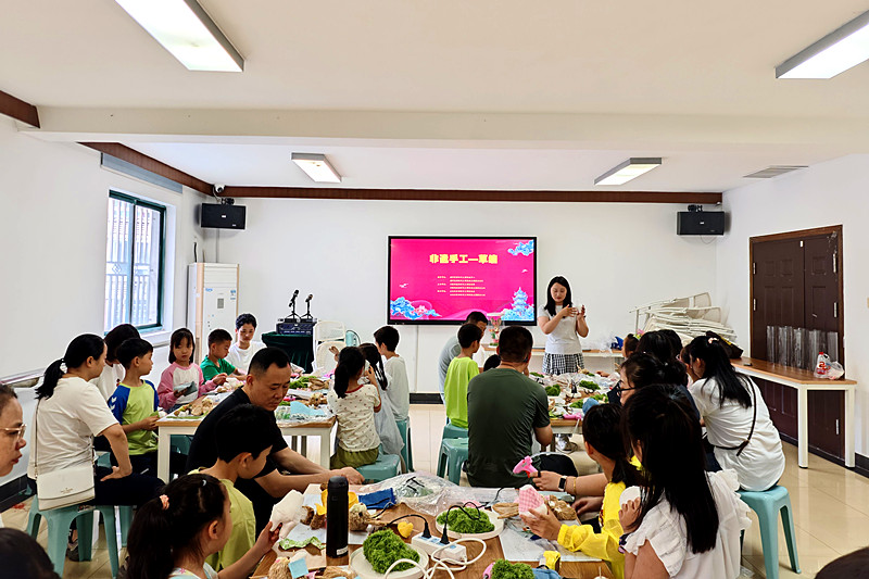 1749719148930542.jpg 江苏省南京市建邺区兴隆街道正达社区开展“草编寄童心,巧手承古艺”青少年手工活动.jpg