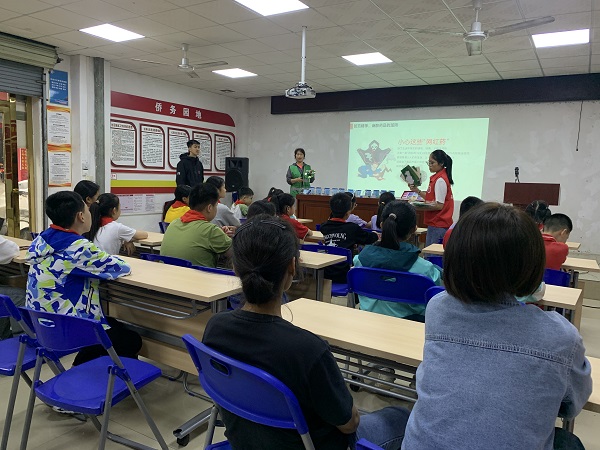 1749723433188827.jpg 社区禁毒社工与关工小组成员默契配合,将禁毒知识巧妙融入剪纸过程.JPG