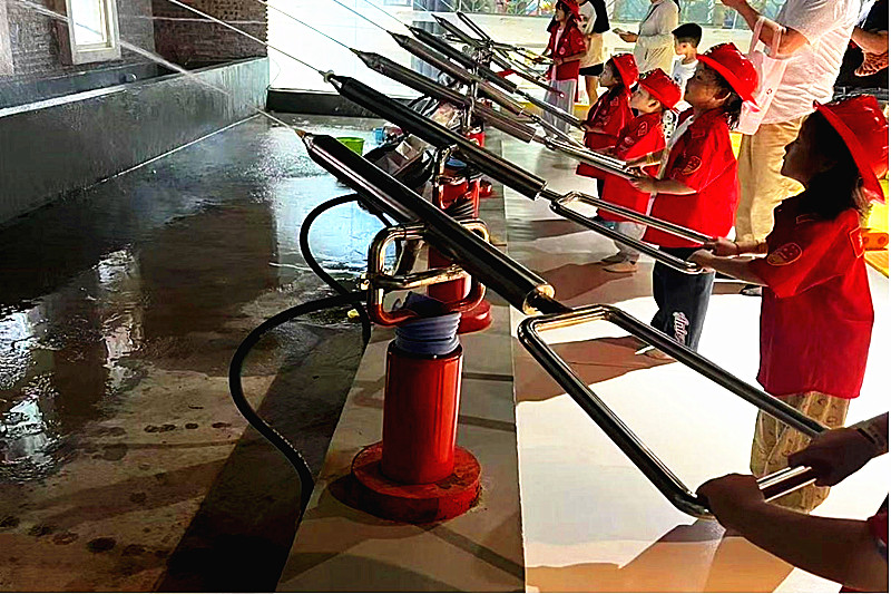 1749769663102656.jpg 江苏省南京市江宁区秣陵街道凤凰村关工委开展“小小消防员”少儿安全教育活动(2).jpg