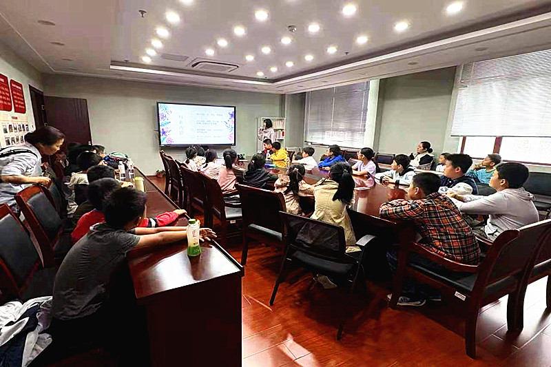1749861388191330.jpg 江苏省南京市玄武区锁金村街道紫鑫城社区开展“走进科研实验室” 科普之旅(1).jpg
