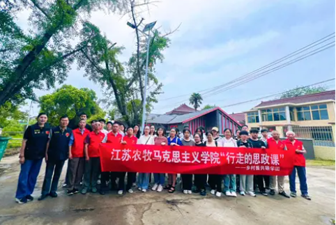 1高新高港区胡庄镇红色文化宣讲工作室：倾情服务学校“行走的思政课” 增效提质.png