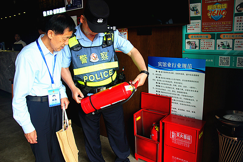 1750062296152327.jpg 玄武湖街道关工委联合开展辖区网吧及娱乐场所消防安全检查(1).jpg