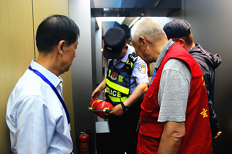 玄武湖街道关工委联合开展辖区网吧及娱乐场所消防安全检查(2).jpg