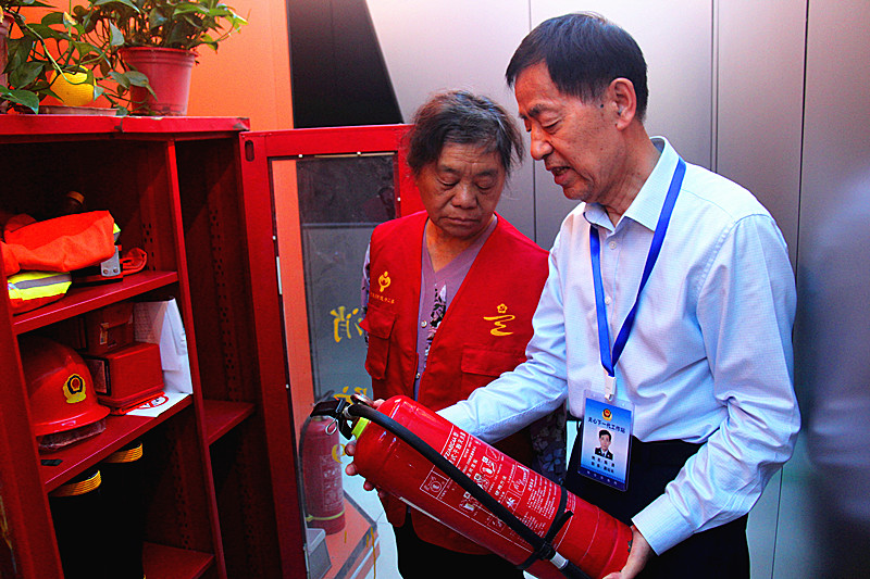 1750062338797165.jpg 玄武湖街道关工委联合开展辖区网吧及娱乐场所消防安全检查(4).jpg