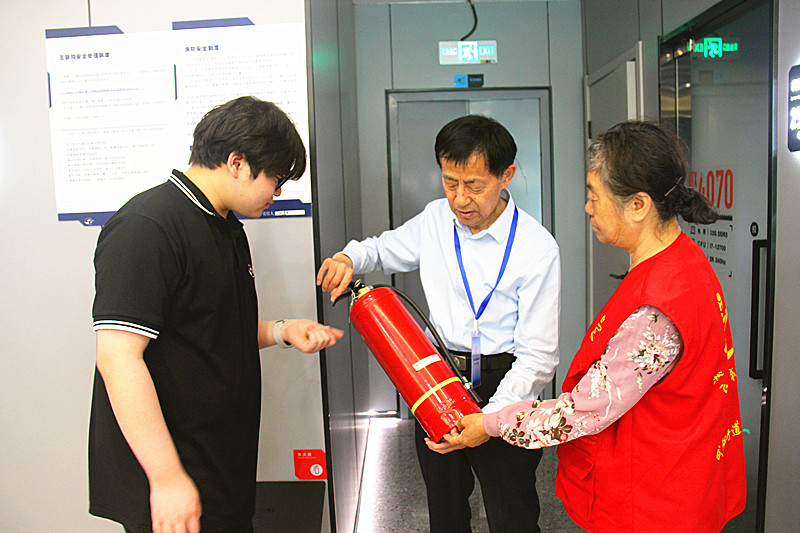 1750062353437127.jpg 玄武湖街道关工委联合开展辖区网吧及娱乐场所消防安全检查(5).jpg