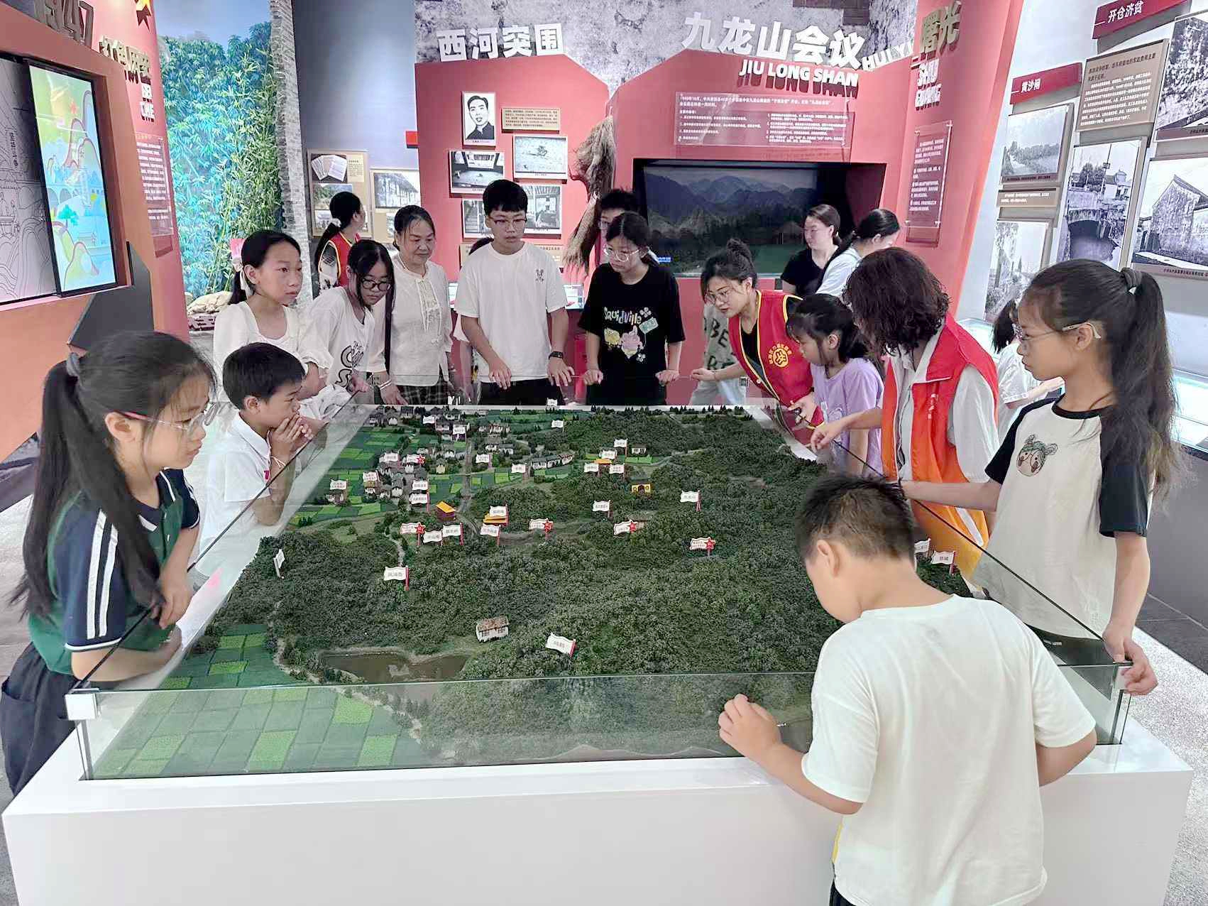 1750064356724188.jpg 长宏村关工委赴九龙湖红色历史陈列馆开展参观学习活动1.jpg