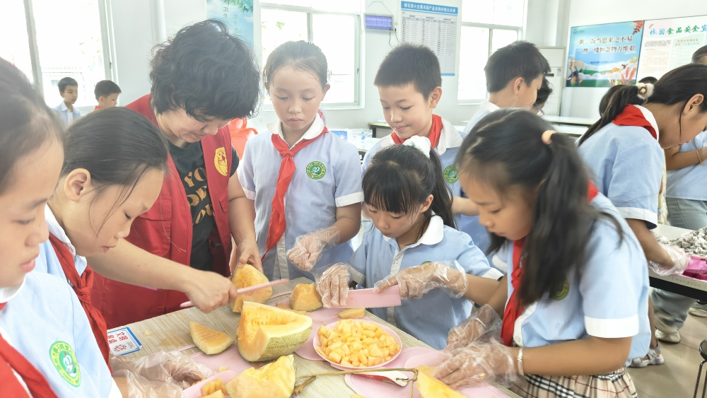 1750070540783508.jpg 2025年6月13日,广西柳州市鱼峰区白莲街道响水社区关工领导小组携手柳石路第四小开展“礼善文化润童心 双皮奶香传温情”双皮奶手工制作活动 (9).jpg