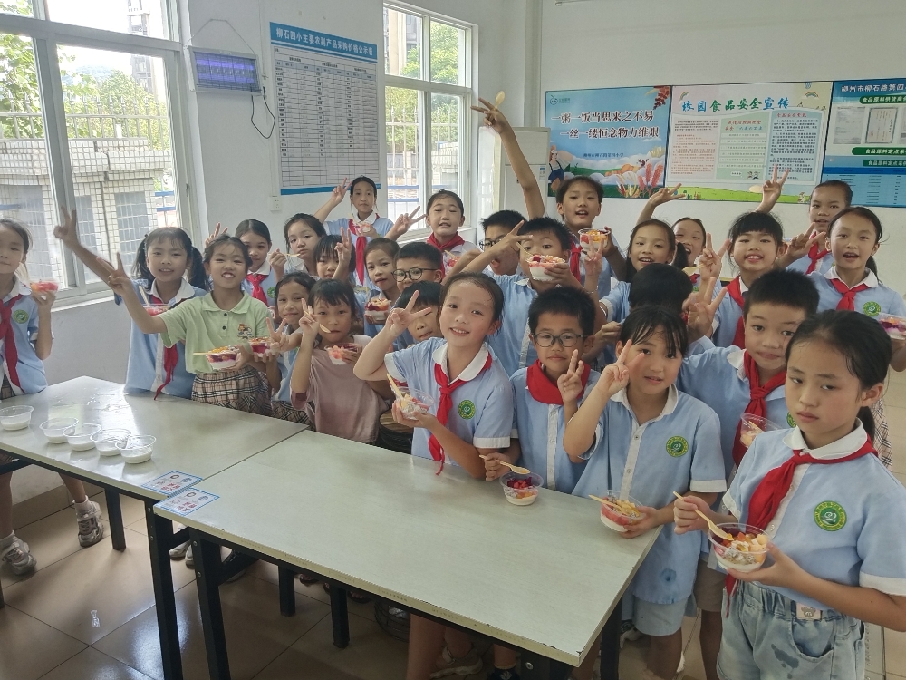 1750070558460317.jpg 2025年6月13日,广西柳州市鱼峰区白莲街道响水社区关工领导小组携手柳石路第四小开展“礼善文化润童心 双皮奶香传温情”双皮奶手工制作活动 (3).jpg